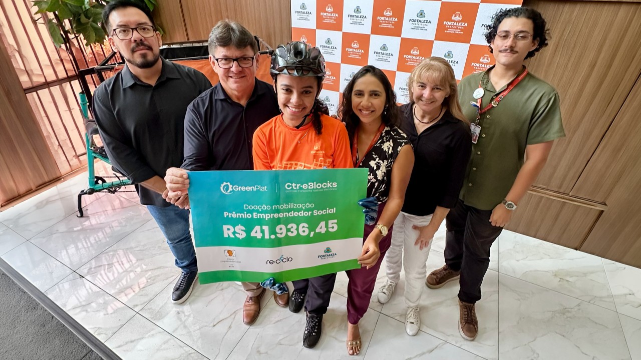 grupo de pessoas posa para a foto